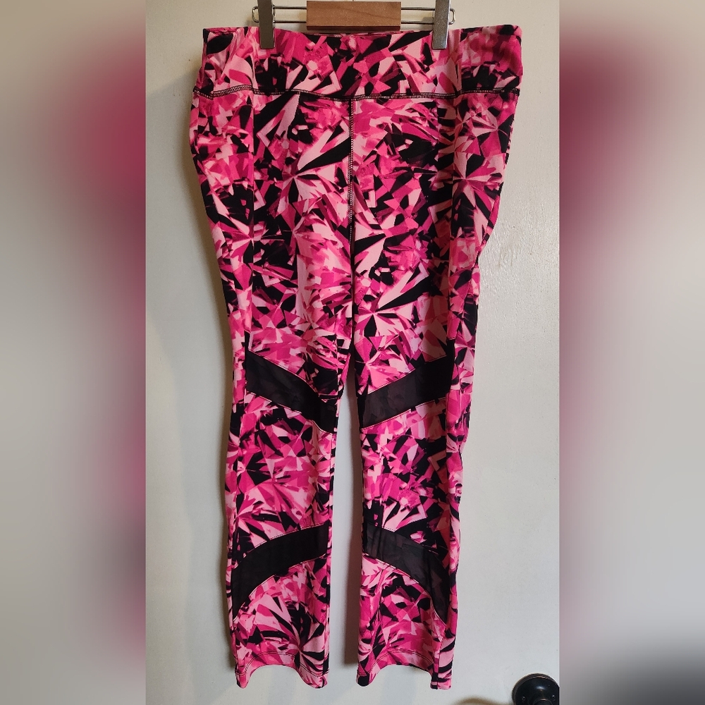 City Streets Women's Pink & Black Geo-Print Leggings